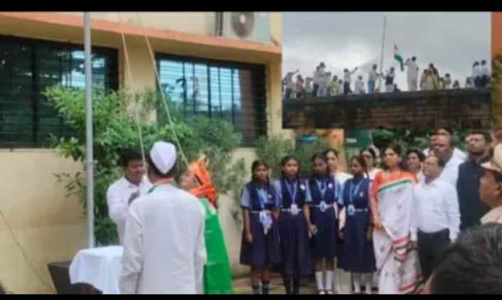 बल्लारपुर तहसील कार्यालयासह नगर परिषदेत स्वातंत्र्य दिन उत्साहात साजरा करण्यात आला